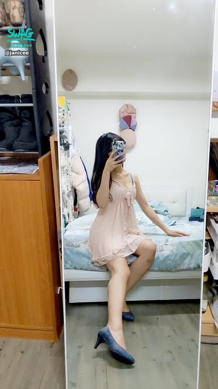 janicee : 睡衣下透出的藍色內衣💋💋💋
低頭時的男友視角😎☄️
為什麼最近蝦皮一直有人私訊要買原味衣呢？