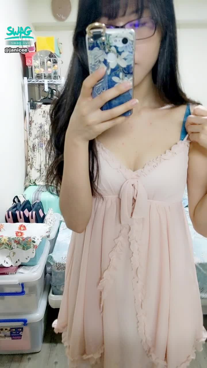 janicee : 鬆開肩帶，露出睡衣下的bra💘💘
新買的內衣集中效果超好⭐好愛
這幾天都好累，而且為何最近蝦皮一直有人私訊想買原味衣呢？