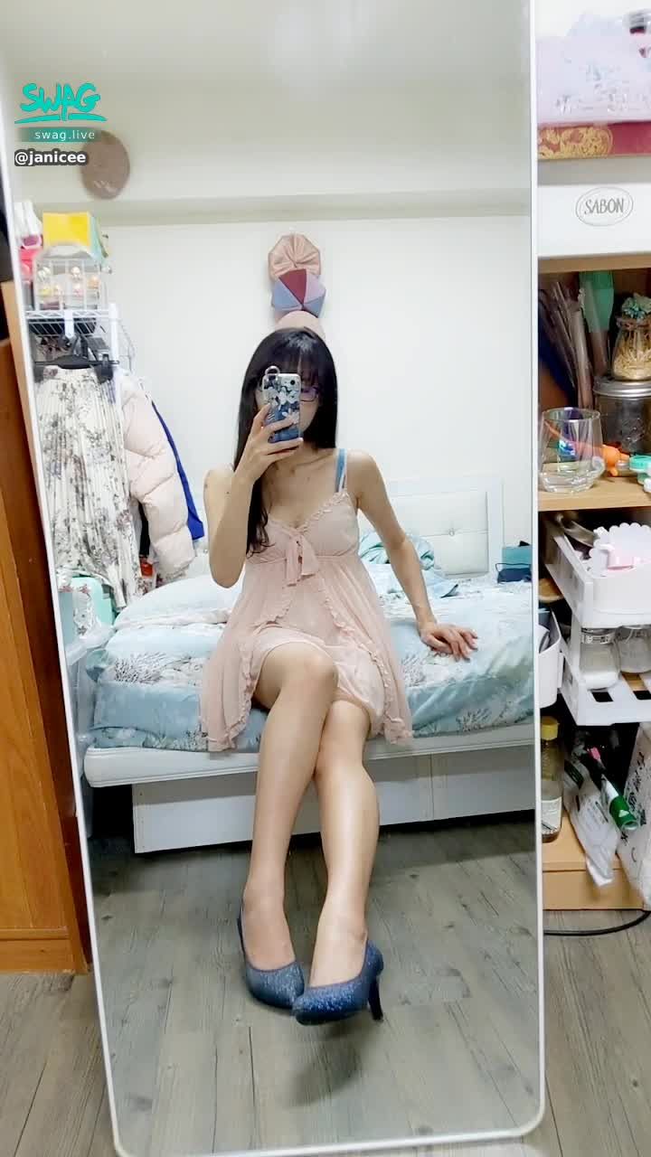 janicee : 翹腳換邊時裙底的風光🐾💘
低頭時露出的藍色內衣⭐⭐
為什麼最近蝦皮一直有人私訊要買原味衣呢？