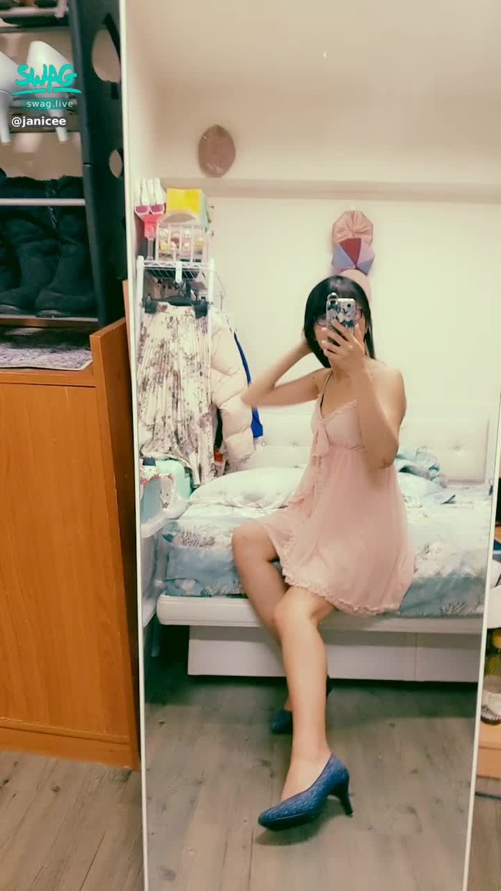 janicee : 坐在床沿，夢幻睡衣下透出的藍色內衣💋💋💋
新買的內衣效果超好💘
為什麼最近蝦皮一直有人私訊要買原味衣呢？