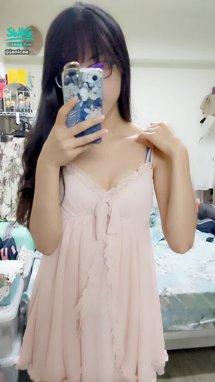 janicee : 解開肩帶，露出睡衣下的藍色bra💘💘
新買的內衣集中效果超好⭐
這幾天都好累，而且為何最近蝦皮一直有人私訊想買原味衣呢？