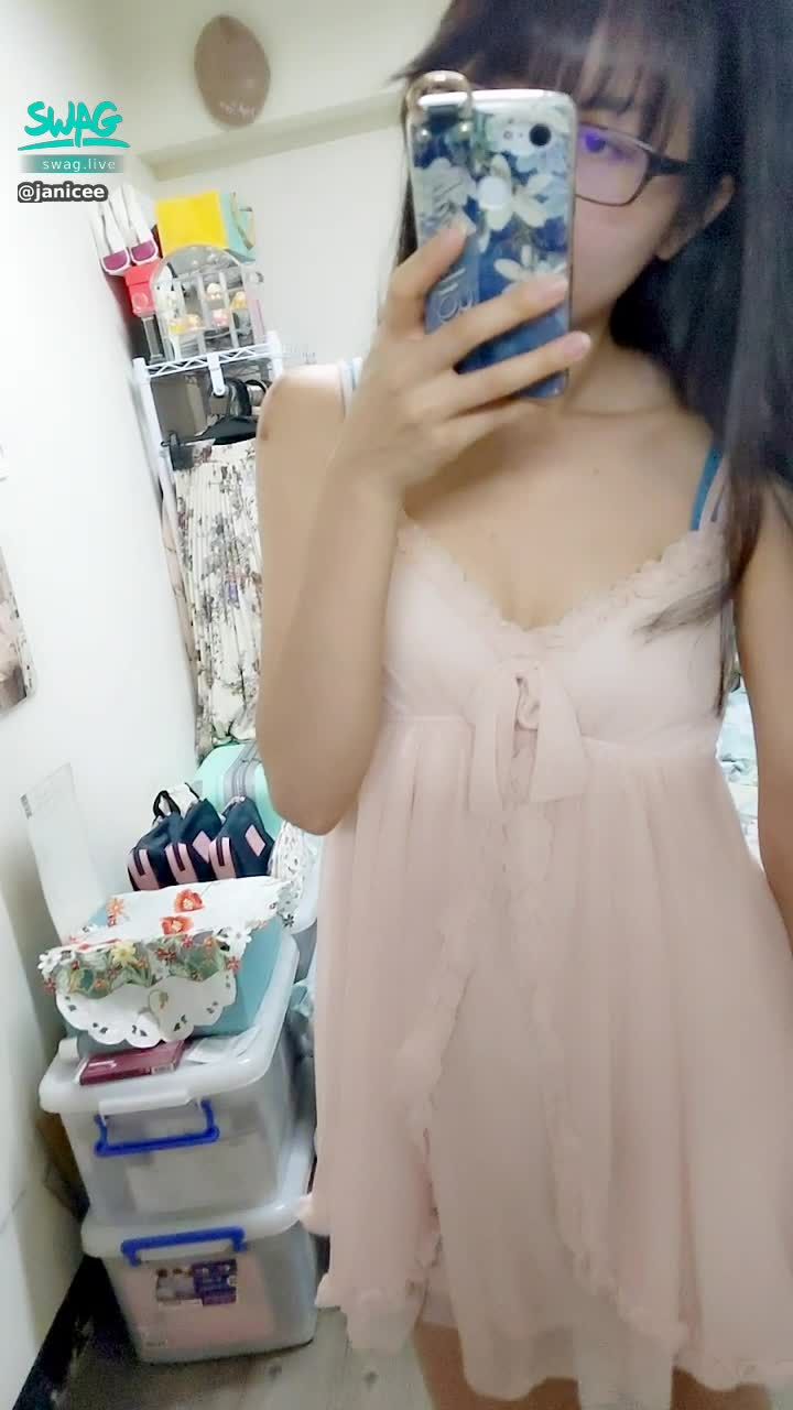 janicee : 睡衣下藏不住的好身材💋
新買的的內衣效果真好💘
為什麼最近蝦皮一直有人私訊要買原味衣呢？