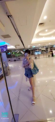 janicee : 冷清的百貨公司
empty