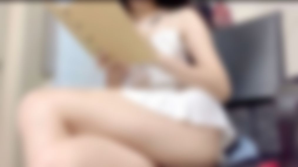 a*******l : 舞蹈性感老師忙著整理衣櫃 發現有鏡頭在偷拍 就大膽秀身材 風不斷的吹開我的裙尾 好誘人🈲🈲🈲