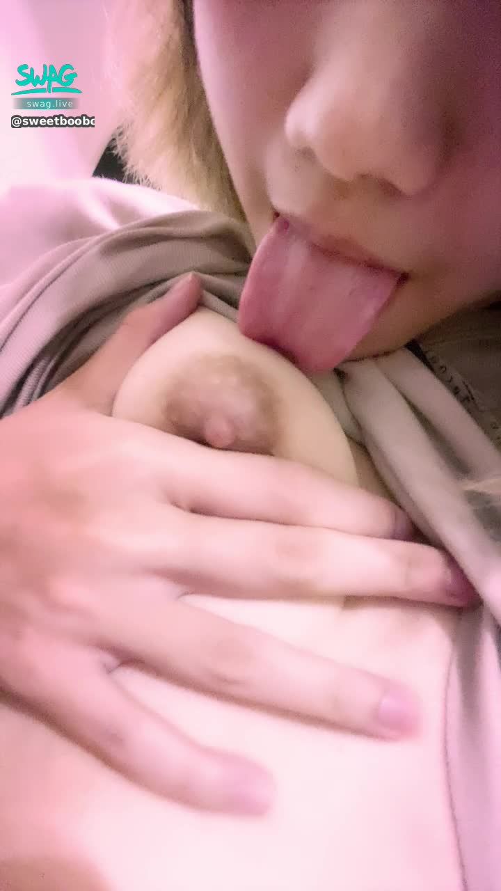 sweetbooboo : 🔥必解🔥舔舔奶頭 粉嫩嫩的軟軟的 濕答答的感覺讓人好敏感好害羞💦💦💦
