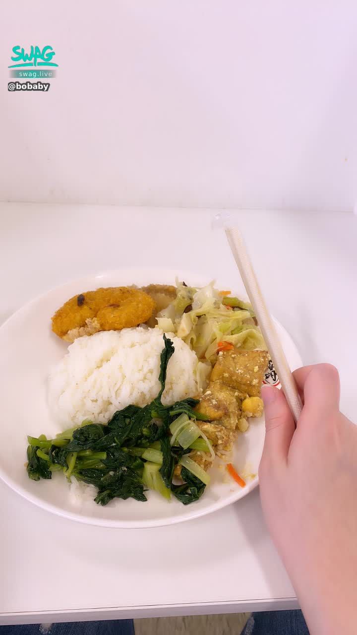 bobaby : 吃午餐囉～～