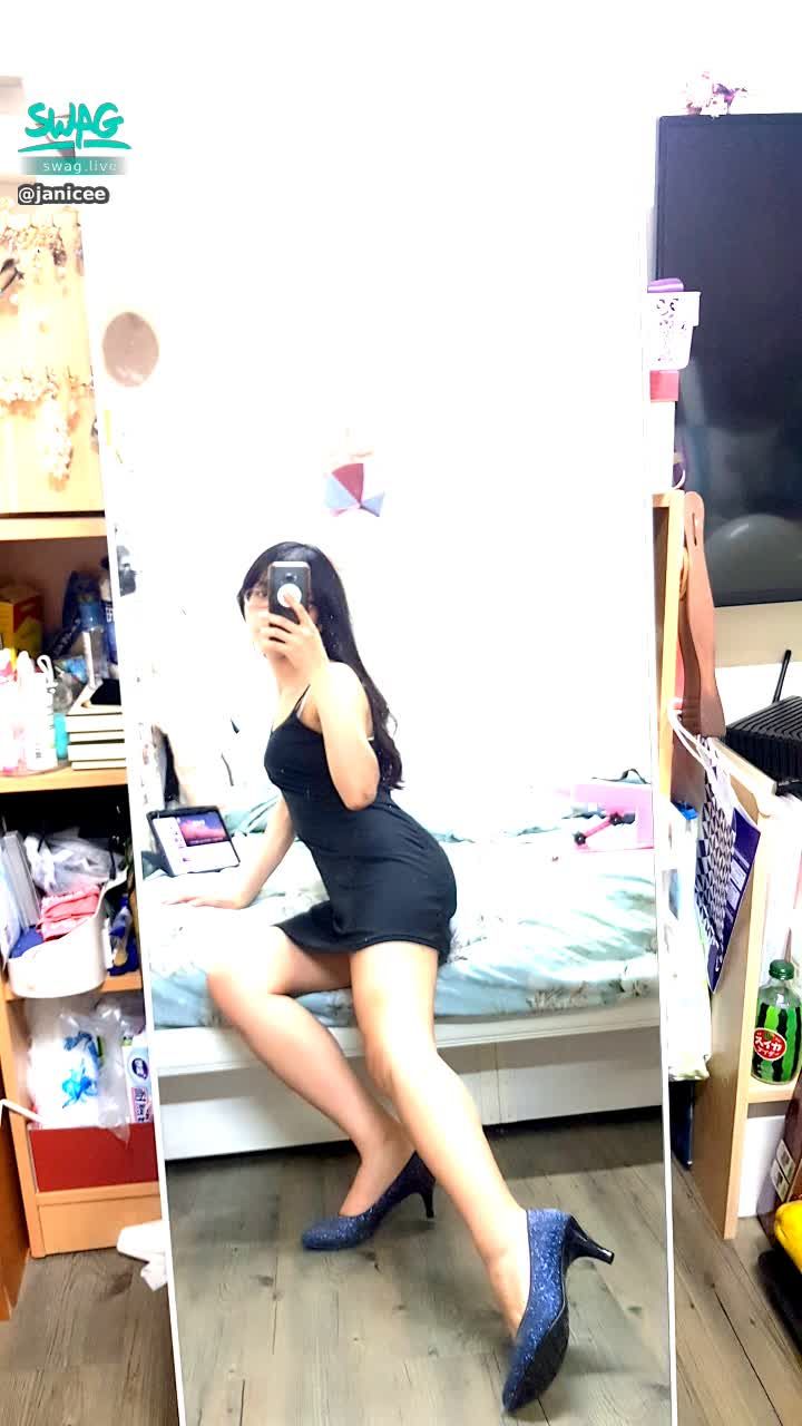 janicee : 穿上高跟鞋👀儀式感黑色洋裝💜💜
細肩帶、高跟鞋、鎖骨、低胸💋
後面粉紅色的是炮機💛
black dress🐩🐩