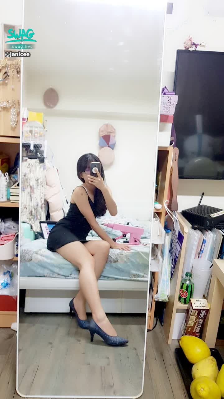 janicee : 炮機與儀式感黑色洋裝💜💜
細肩帶、高跟鞋、鎖骨、低胸💋
後面粉紅色的是炮機💛
black dress🐩🐩