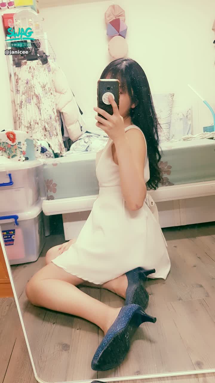 janicee : 不穿內衣的美背小洋裝💋💘
white dress❣️