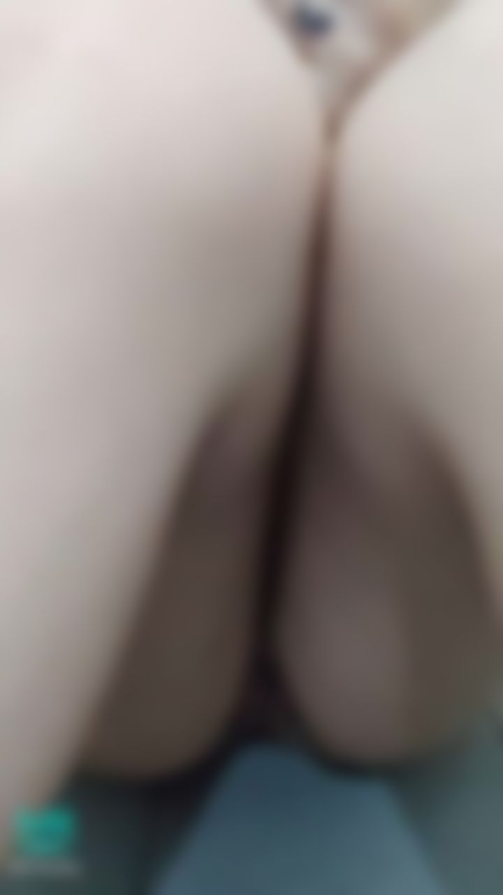 f*****y : 菲菲寂寞难耐，没有男友又没有男优。只好自己拿跳蛋调戏豆豆，好舒服。由于家人在家菲菲只能小小声淫叫不能大大声，会被发现的