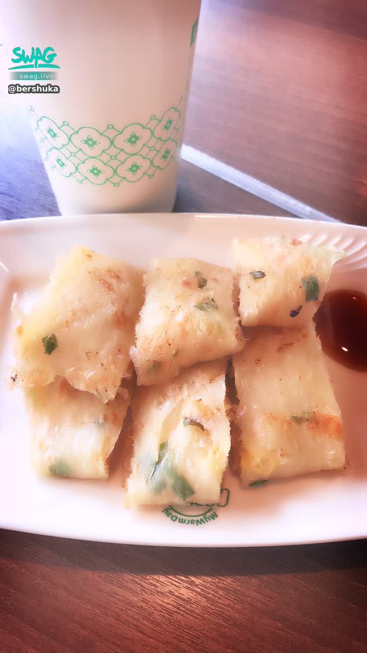 bershuka : 寶貝們早安！茉茉陪你們吃早餐💗
⚠️茉茉早餐吃播coming soon⚠️
今天週五了！大家上班加油！！