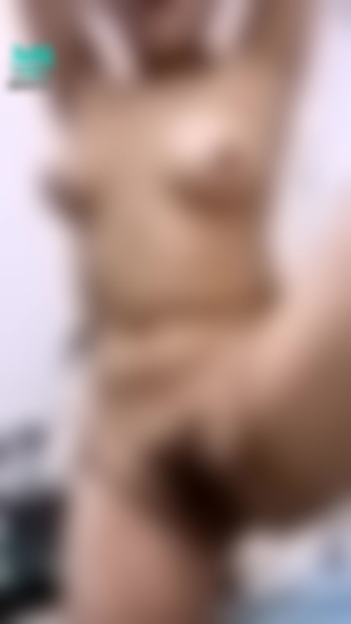 l******i : 把腳抬高讓你看💦一直搖一直搖💕趕快抓著我的奶用力頂我吧～人家等不及了