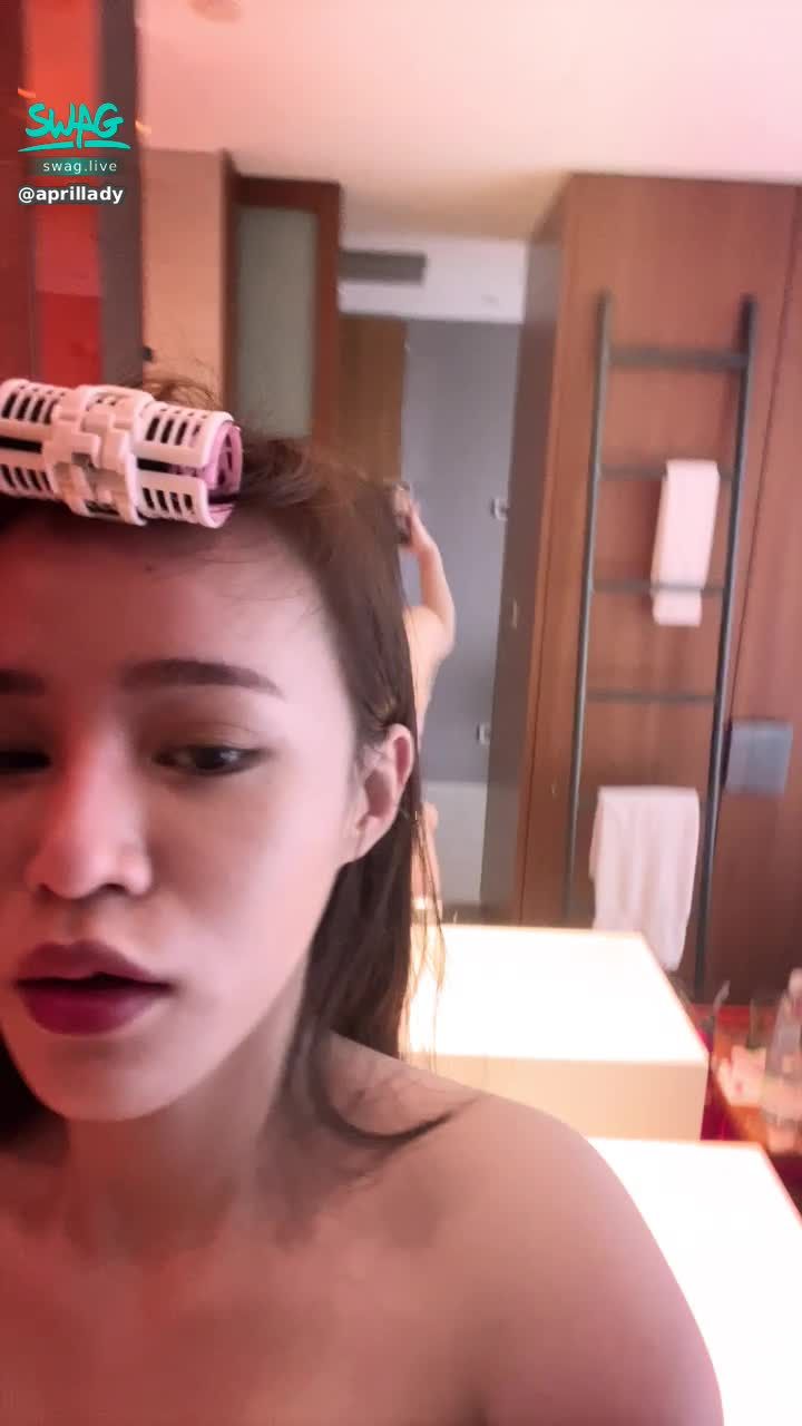 aprillady : 必解福利💕M字腿蹲❤️又被我哈到嗎👻你們絕對猜不到我的三圍🤣