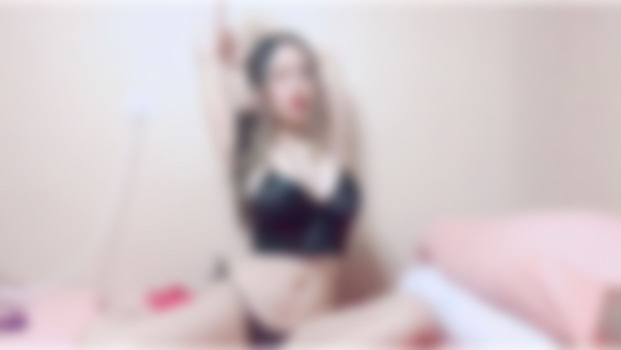 celinne : Seduce you with sexy armpits before playing🤤💦