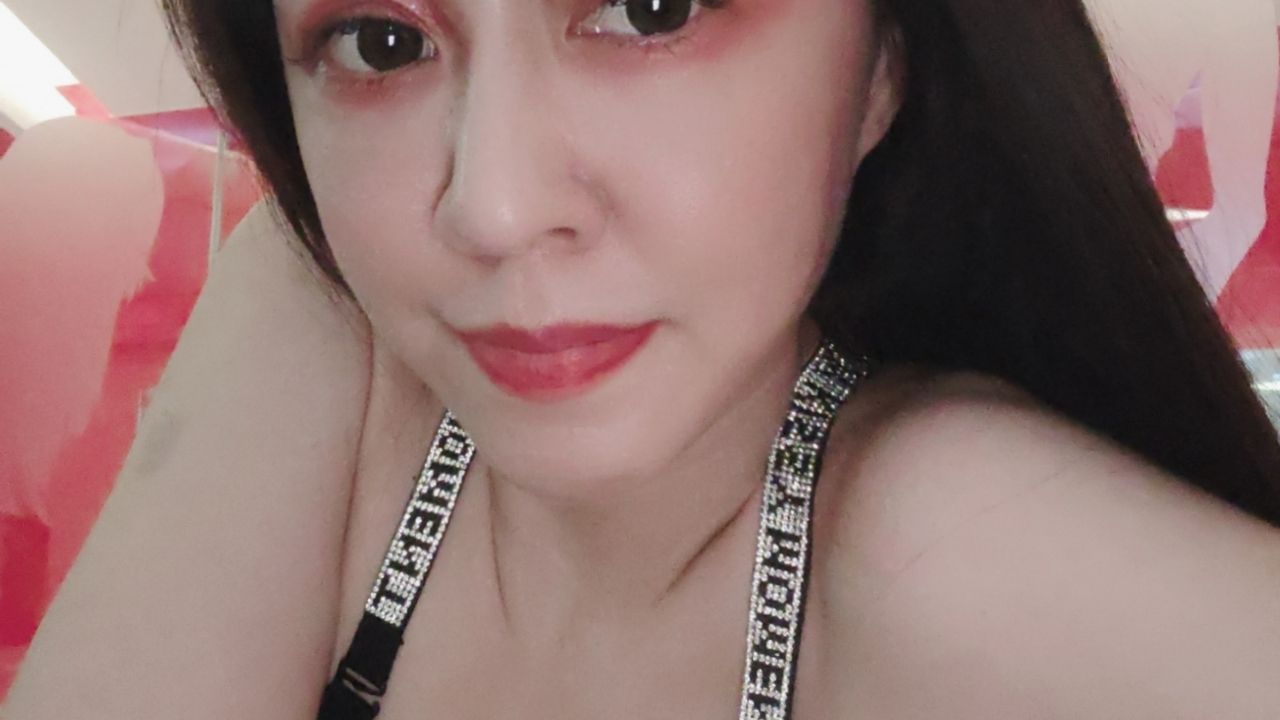 cocoyk : 小吧檯讓我一看到就想在上面慰慰
滿足哥哥們..深入了插了好幾次 整個人都快飛起來了 高潮了幾次 希望哥哥們能喜歡 跟我一起飛高高