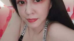 cocoyk : 小吧檯讓我一看到就想在上面慰慰
滿足哥哥們..深入了插了好幾次 整個人都快飛起來了 高潮了幾次 希望哥哥們能喜歡 跟我一起飛高高