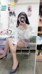 janicee : 高跟鞋與襯衫👠
OL白襯衫透出內衣的顏色,配上小短褲的椅子動作😈
shirt with shorts🎀