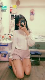 janicee : 跪姿👠
OL白襯衫透出內衣的顏色,配上小短褲😈
shirt with shorts🎀