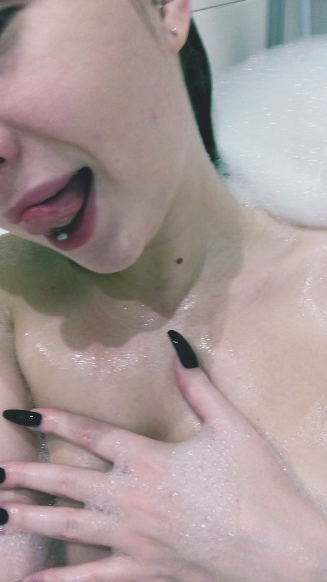 l*****c : 💦💦💦