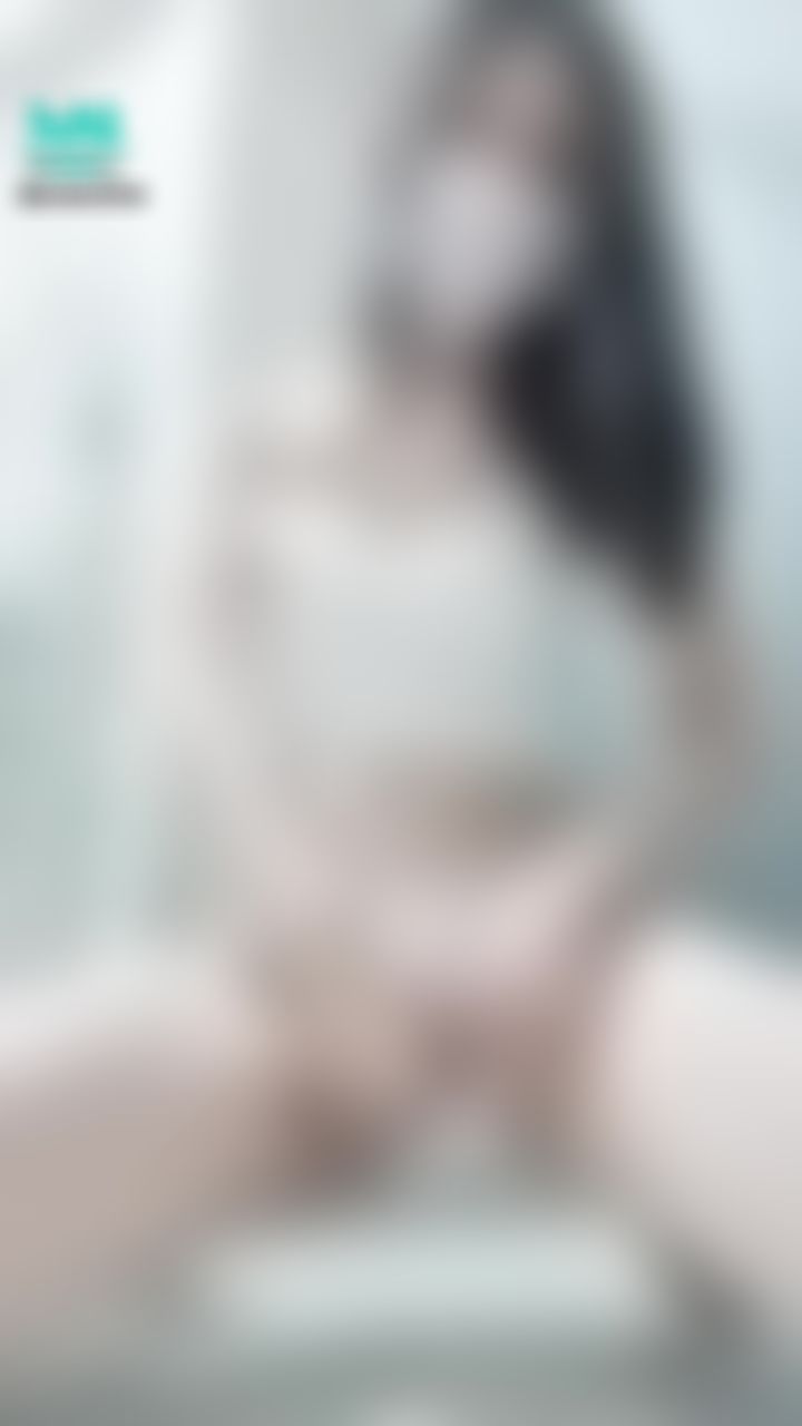  : 掰開內褲摸摸小穴🔞手指摩擦小穴弄的濕濕的💦💦