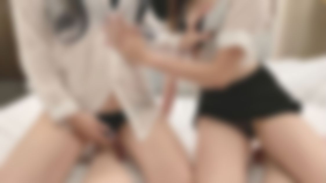 feifeibebe : 今天和娜娜的任務是要讓好幾天沒打手槍的粉粉好好的全部射出來～😜 害羞的粉粉一看到我們肉棒就硬的不像話….😳
看著肉棒賣力地抽插還有聽著我們那濕透小穴的水聲💦💦 最後你們猜有成功榨乾粉粉了嗎😈