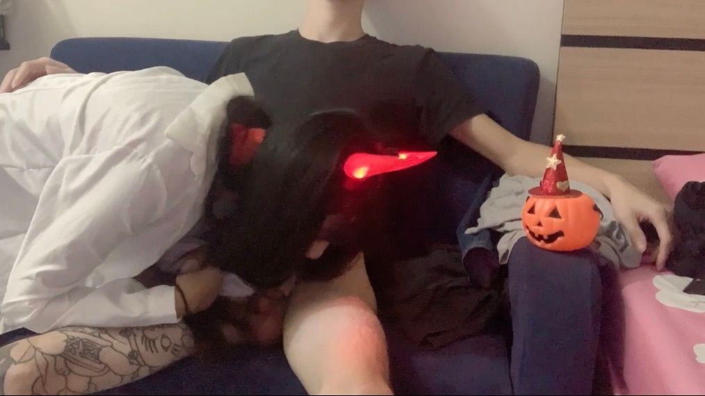a*******l : 性感誘惑的惡魔在凡人身上搖
看我多會搖😈😈😈
原來這樣就能讓凡人硬邦邦的！！！
硬硬的看起來好好吃🤤🤤🤤
讓我吃看看凡人的私密處是什麼滋味好嗎🥰