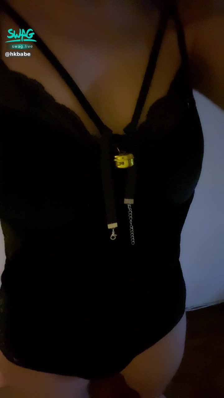 hkbabe : 拍著下面 有偷拍的感覺嗎？