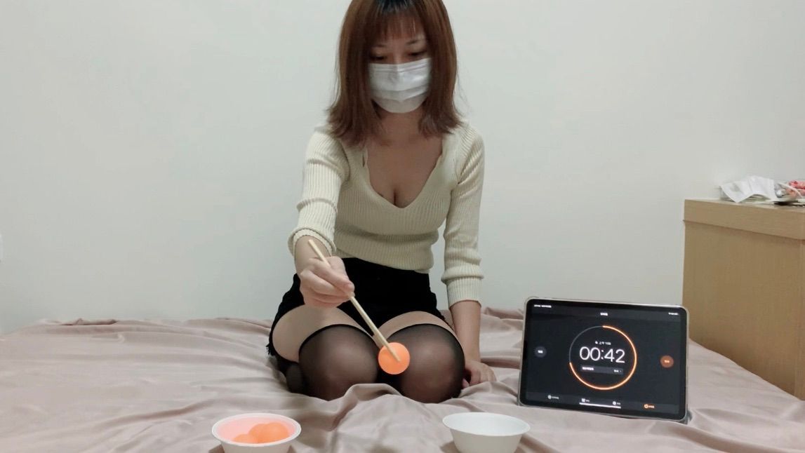 sexyemily : 桌球夾夾挑戰賽，失敗一次脫一件❗️