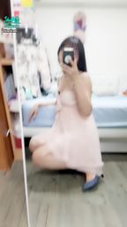 janicee : 瘀青何時才要退呢?🤣
坐在地板上,露出腳趾與腳底板💘
低頭時窺見深V線條💚
粉紅色的🎀睡衣💋露出裡面的內衣💛
pink sleep wear💙
這幾天忙到不行😥