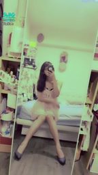 janicee : 床邊開腿,露出小褲💋💋💋
性感的三角地帶💕
粉色🎀睡衣,包不住內衣,低頭時窺見溝影😈
pink sleep wear💙