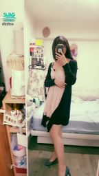 janicee : 撩解開外套,露出深V😈😈
粉色🎀睡衣,低胸的領口包不住內衣,溝影畢現💘💘
pink sleep wear💙