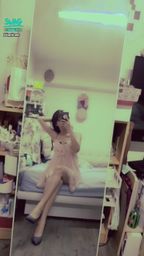 janicee : 床邊開M字腿,露出小褲💋💋💋
性感的三角地帶💕
粉色🎀睡衣,包不住內衣,低頭時窺見溝影😈
pink sleep wear💙