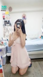 janicee : 地板上坐著💜靜照💛瘀青何時才會消失?
粉色🎀睡衣,包不住內衣,低頭時窺見溝影😈
pink sleep wear💙