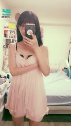 janicee : 撩起裙擺,露出修長美腿😈😈
粉色🎀睡衣,低胸的領口包不住內衣,溝影畢現💘💘
pink sleep wear💙