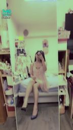 janicee : 坐在床沿,開M字腿,露出小褲💋💋
撩起裙擺,瘀青一直不好😥
性感的三角地帶💕
粉色🎀睡衣,包不住內衣,低頭時窺見溝影😈
pink sleep wear💙