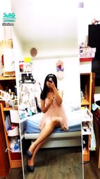 janicee : 床邊的靜照😈😈
粉色🎀睡衣,低胸的領口包不住內衣,溝影畢現💘💘
pink sleep wear💙