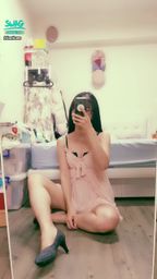 janicee : 地板上換姿勢,透出短裙下的裙底👠
瘀青何時才要退呢?🤣
粉色🎀睡衣,包不住內衣,低頭時窺見溝影😈
pink sleep wear💙