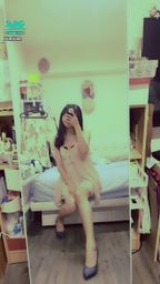janicee : 靜照😈😈
粉色🎀睡衣,低胸的領口包不住內衣,溝影畢現💘💘
pink sleep wear💙