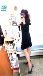 janicee : 解開外套,露出深V性感睡衣😈😈
粉色🎀睡衣,低胸的領口包不住內衣,溝影畢現💘💘
pink sleep wear💙