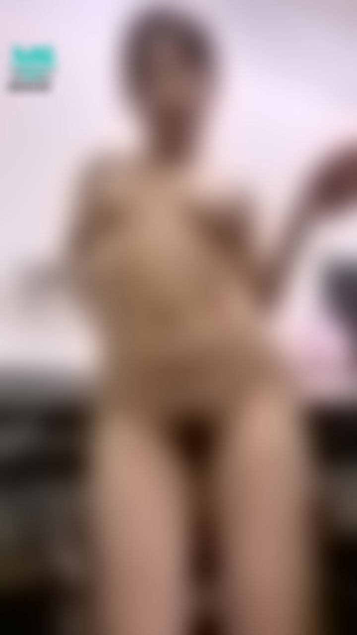 l******i : 拿著玩具肉棒摸摸小穴💦一邊淫叫一邊舔💕哥的肉棒硬了嗎😈就是要你挺起來～