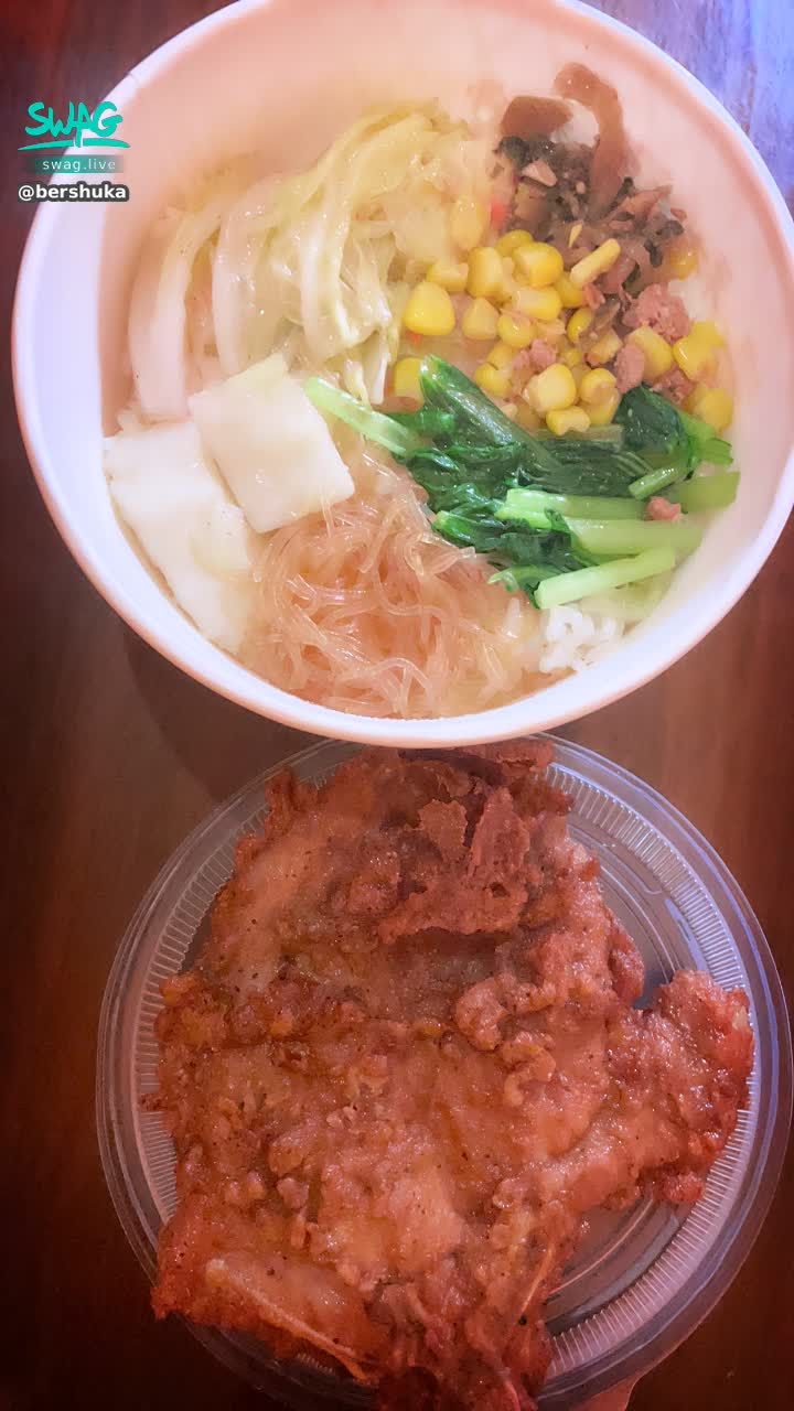 bershuka : 晚餐叫外送排骨飯💗🙈