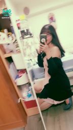 janicee : 站起來時被外套鉤到跌倒,裙底也被看到了😥😥😥
解開外套,露出粉色🎀睡衣,低胸的領口包不住內衣,溝影畢現💘💘
pink sleep wear💙