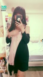 janicee : 這樣你睡得著嗎?
解開外套,露出深V睡衣😈😈
粉色🎀睡衣,低胸的領口包不住內衣,溝影畢現💘💘
pink sleep wear💙