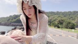 daisybaby : 男主角在某次爬山救了一隻鹿 沒想到竟然在海邊遇到變成人形的鹿女 鹿女救了他 為了報答男主角就以身相許