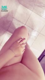 sexyivyivy : 想要脫光光幫我洗澡了嗎😈😈😈
要把腳抬起來洗
還是彎腰呢
還是把手放進去洗