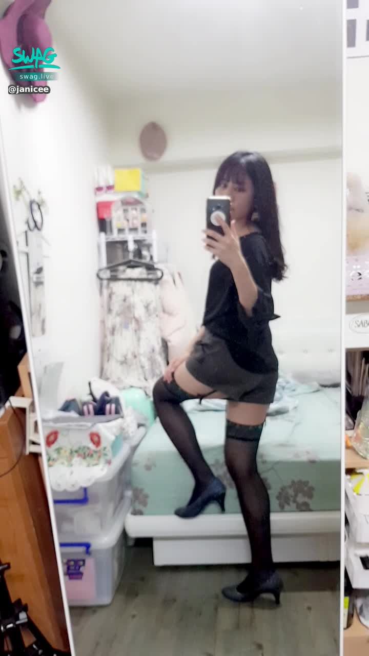janicee : 性感吊襪帶，配上黑絲💚
M字腿的OL裝扮💜
吊襪帶配上孔雀大腿襪，之前一直覺得吊襪帶只是情趣玩具，直到我買了會一直掉下去的膝上襪…🤣
萬聖節快樂😈😈
peacock stocking👠