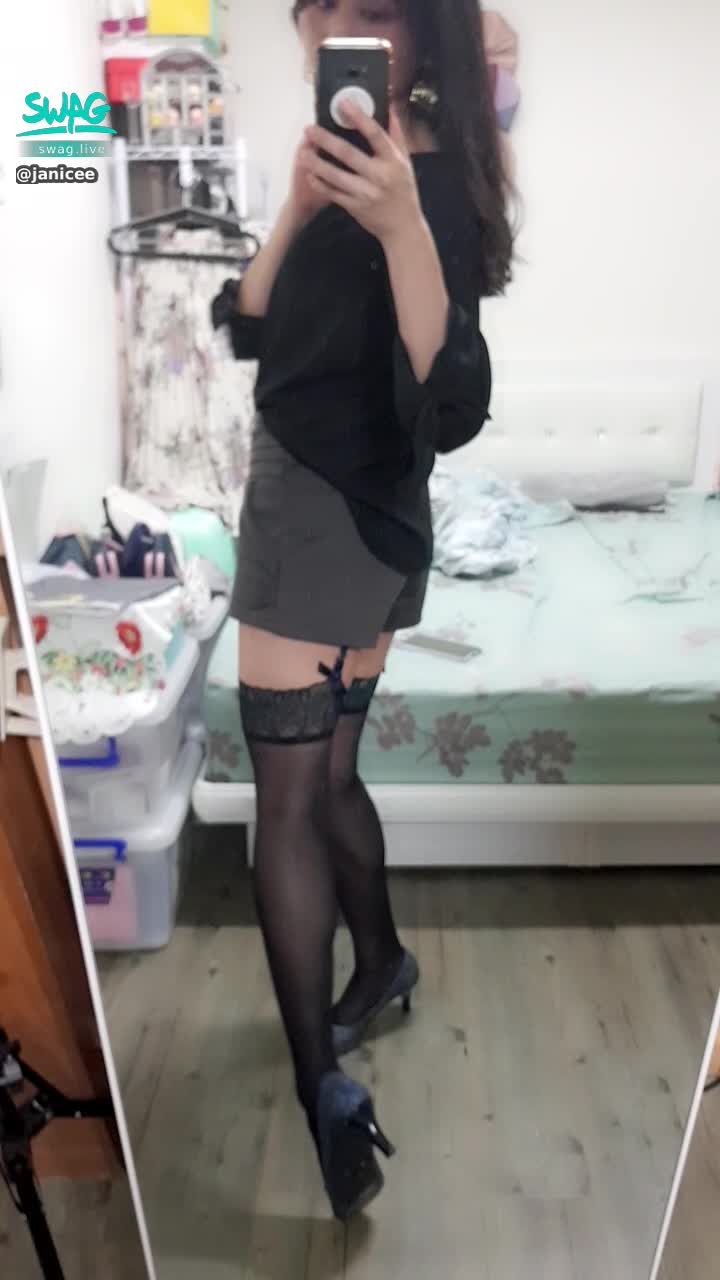 janicee : M字腿配OL路線的優雅打扮🎀🎀🎀
吊襪帶配上孔雀大腿襪，之前一直覺得吊襪帶只是情趣玩具，直到我買了會一直掉下去的膝上襪…🤣
萬聖節快樂😈😈
peacock stocking👠