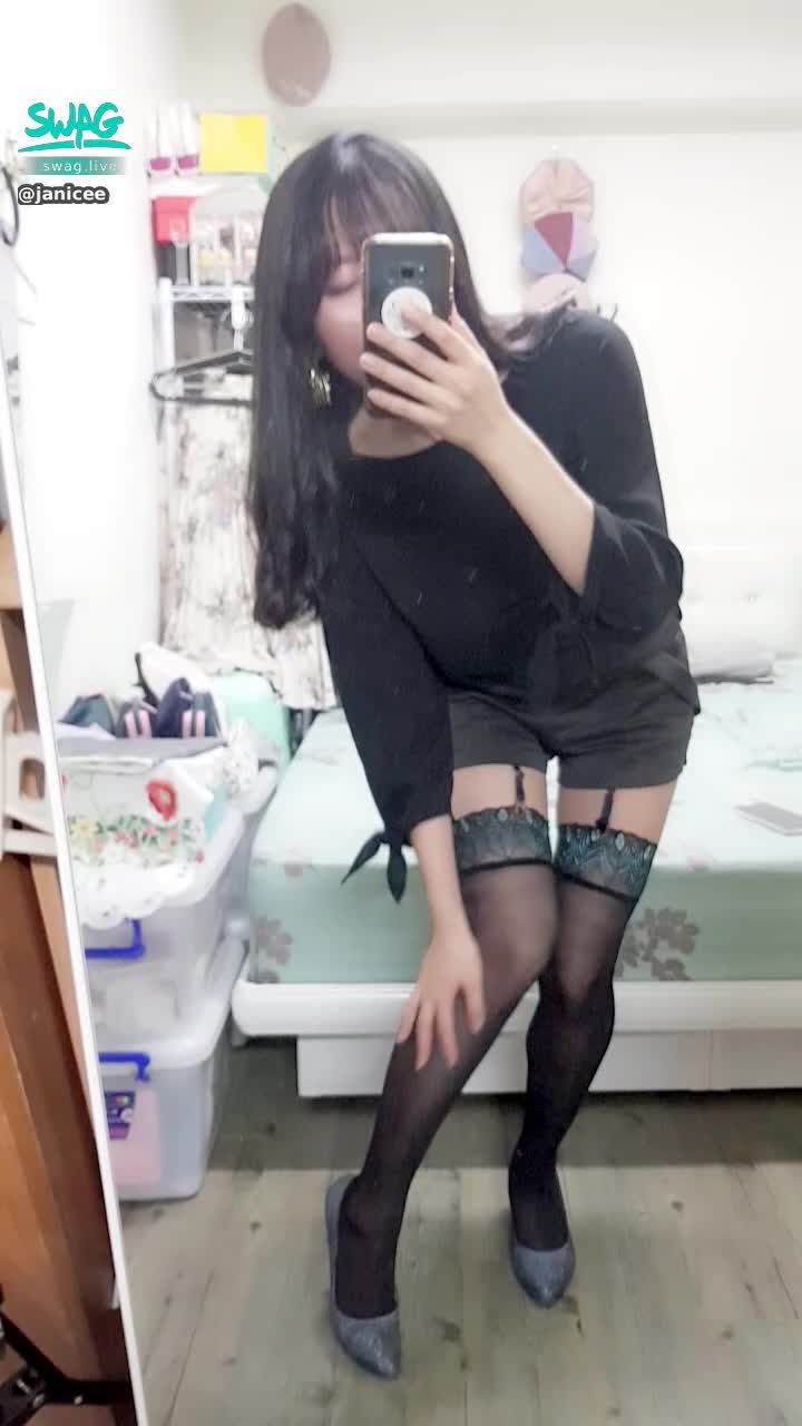 janicee : 短褲配🙈 🙉 🙊襪帶，絕對領域的性感💗
吊襪帶配上孔雀大腿襪，之前一直覺得吊襪帶只是情趣玩具，直到我買了會一直掉下去的膝上襪…🤣
萬聖節快樂😈😈
peacock stocking👠