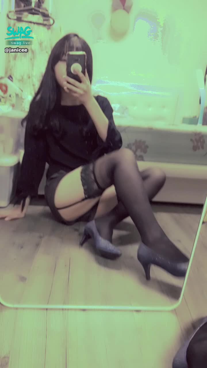 janicee : 短褲配🙈 🙉 🙊襪帶的背面，絕對領域的性感💗
吊襪帶配上孔雀大腿襪，之前一直覺得吊襪帶只是情趣玩具，直到我買了會一直掉下去的膝上襪…🤣
萬聖節快樂😈😈
peacock stocking👠