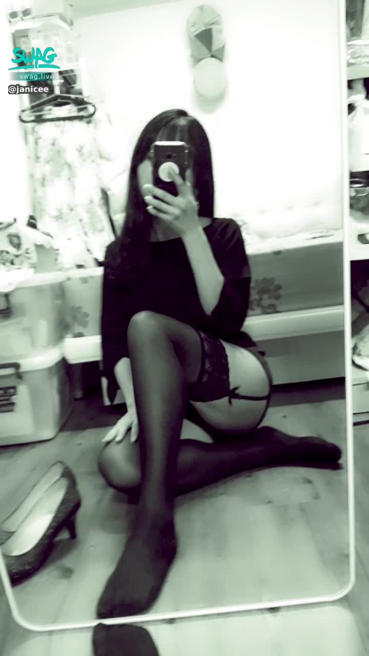 janicee : 黑白色也能襯出黑絲的觸感😈😈😈
開腿時看到束住絕對領域的吊襪帶的背面，加上一條線，顯得更誘人💋
黑絲內的腳趾💚
之前一直覺得吊襪帶只是情趣玩具，直到我買了會一直掉下去的膝上襪，才知道它多重要🤣
萬聖節快樂😈😈
peacock stocking👠